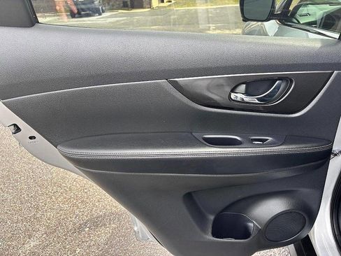 Used 2019 Nissan Rogue SV w/ Premium Package image 17