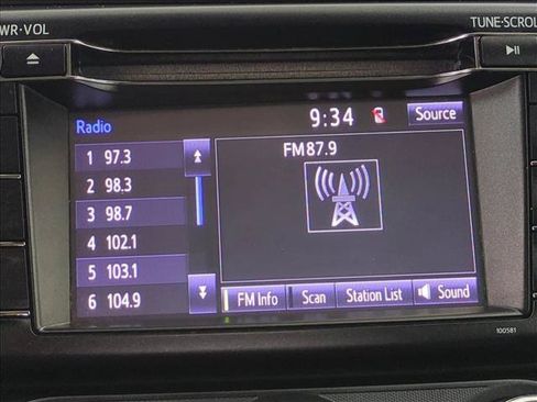 Used 2018 Toyota RAV4 LE FWD image 18