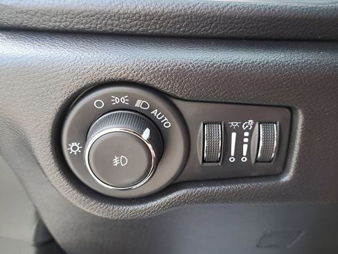 Used 2025 Chrysler Pacifica Limited image 27