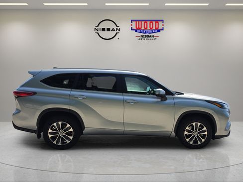 Used 2023 Toyota Highlander XLE AWD/4WD image 2