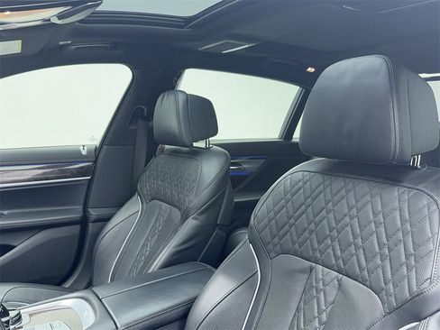 Used 2022 BMW 740i w/ Luxury Rear Seating Package image 35
