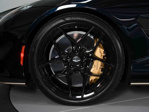 Used 2025 Aston Martin Vanquish RWD image 18
