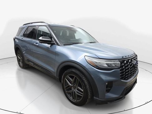 Used 2025 Ford Explorer ST RWD image 2