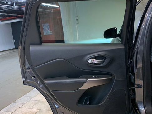 Used 2019 Jeep Cherokee Latitude Plus AWD/4WD image 44