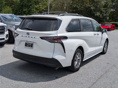 Used 2025 Toyota Sienna XLE AWD/4WD image 5
