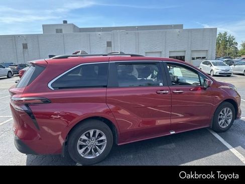 Used 2024 Toyota Sienna XLE FWD image 10