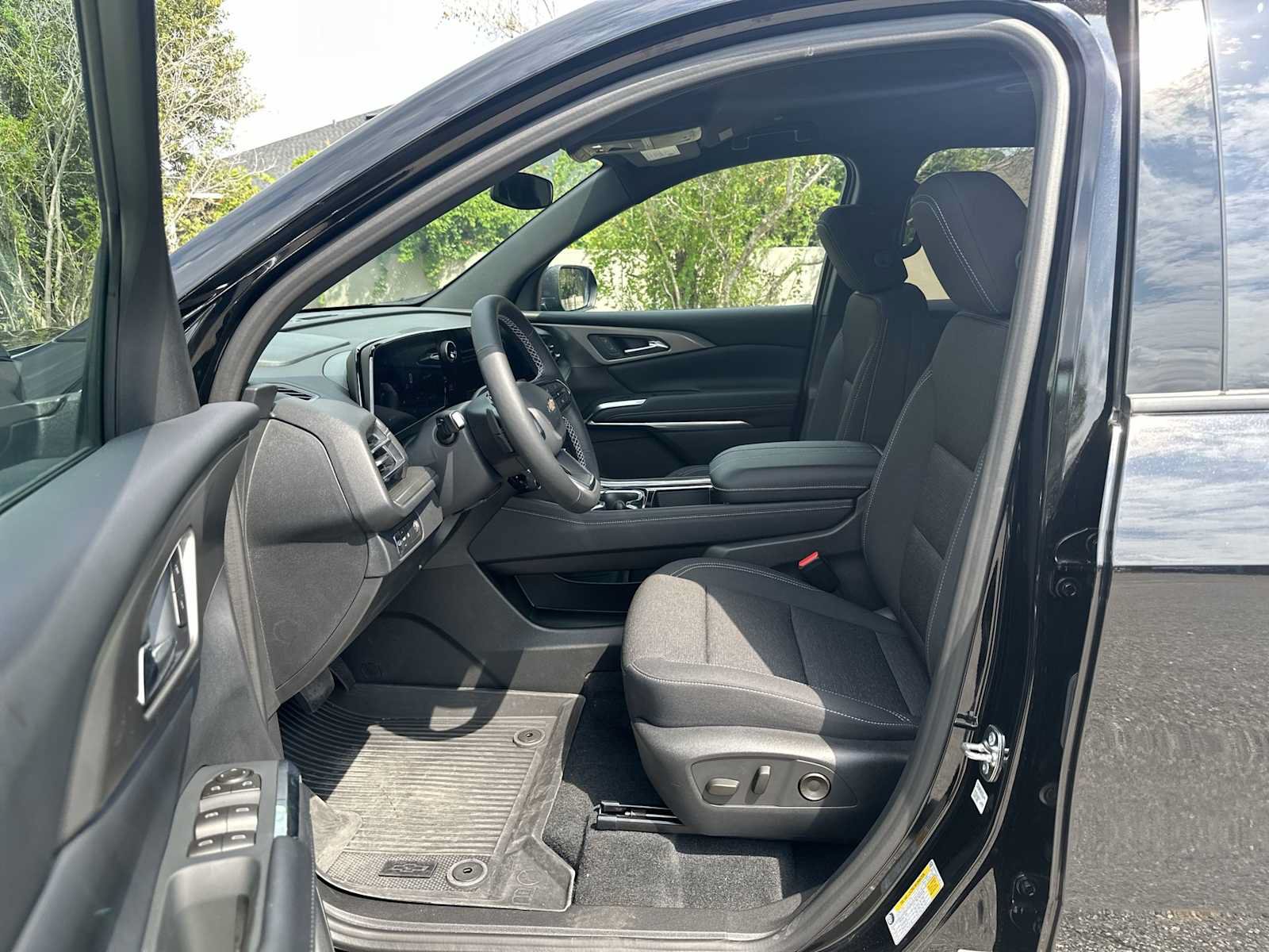 New 2026 Chevrolet Traverse LT FWD image 2