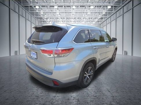 Used 2016 Toyota Highlander XLE AWD/4WD image 8