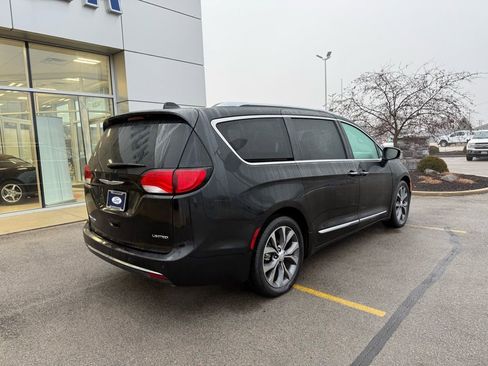 Used 2017 Chrysler Pacifica Limited image 43