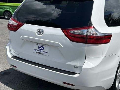 Used 2017 Toyota Sienna LE FWD image 16
