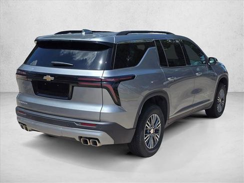 Used 2026 Chevrolet Traverse LT FWD image 5
