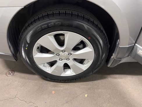 Used 2011 Subaru Outback 2.5i Limited image 29