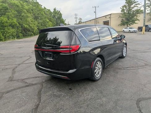 Used 2023 Chrysler Pacifica Touring-L FWD image 5