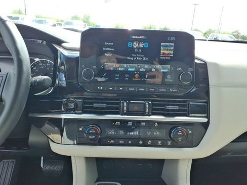 Used 2025 Nissan Pathfinder SL AWD/4WD image 10