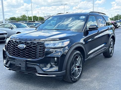 Used 2025 Ford Explorer ST-Line w/ ST-Line Street Pack AWD/4WD image 7