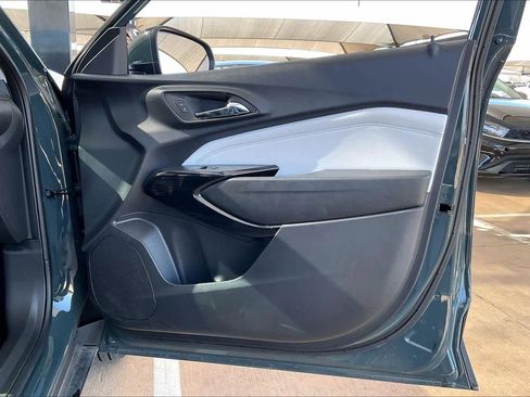 Certified 2025 Chevrolet Trax LT image 21