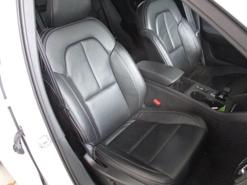 Used 2022 Volvo XC40 T5 Momentum image 46