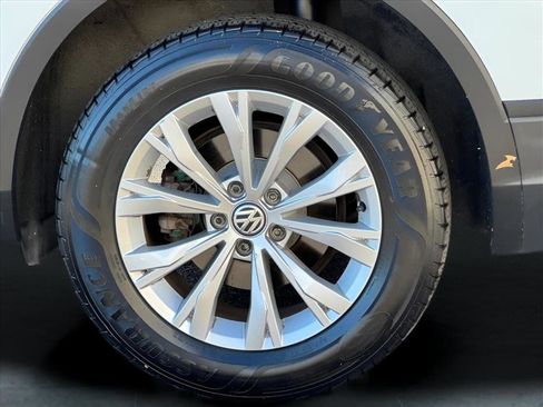 Used 2018 Volkswagen Tiguan S image 9