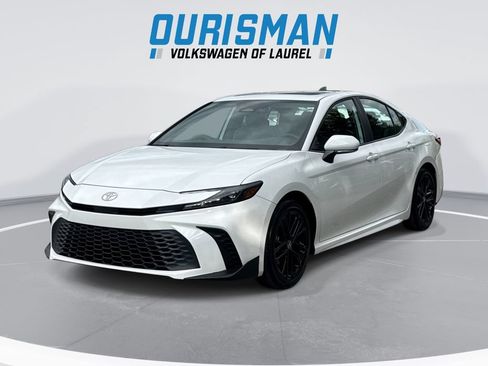 Used 2025 Toyota Camry SE w/ Multimedia Upgrade Package FWD image 1