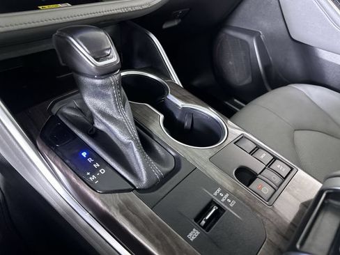 Used 2023 Toyota Highlander Platinum FWD image 16