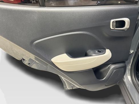 Used 2025 Hyundai Venue SEL FWD image 35