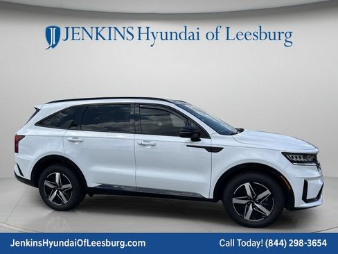Used 2023 Kia Sorento EX w/ Panoramic Sunroof Package FWD image 2