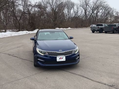 Used 2017 Kia Optima EX w/ Premium Package image 3