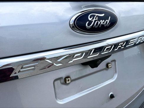 Used 2018 Ford Explorer XLT w/ Equipment Group 201A AWD/4WD image 31