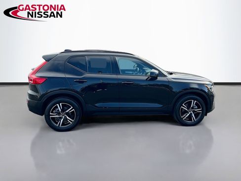 Used 2024 Volvo XC40 B5 Core image 10