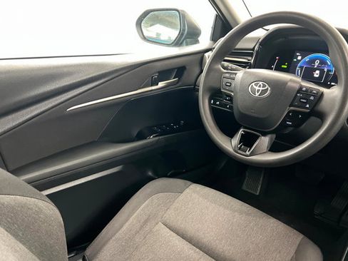 Used 2025 Toyota Camry LE FWD image 11
