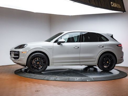 Used 2025 Porsche Cayenne E-Hybrid image 2