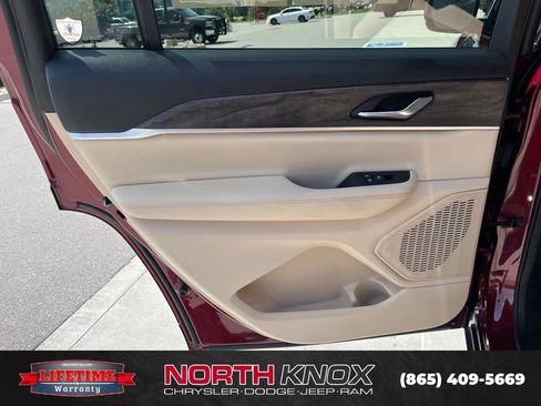 Used 2024 Jeep Grand Cherokee L Limited w/ Black Appearance Package AWD/4WD image 15