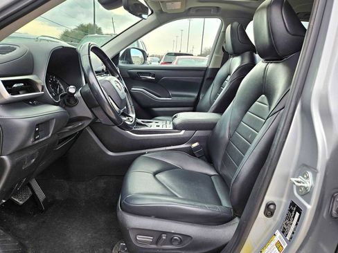 Used 2021 Toyota Highlander XLE image 16