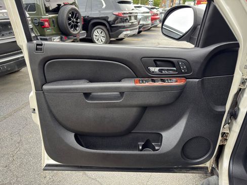 Used 2011 Chevrolet Avalanche LTZ AWD/4WD image 18