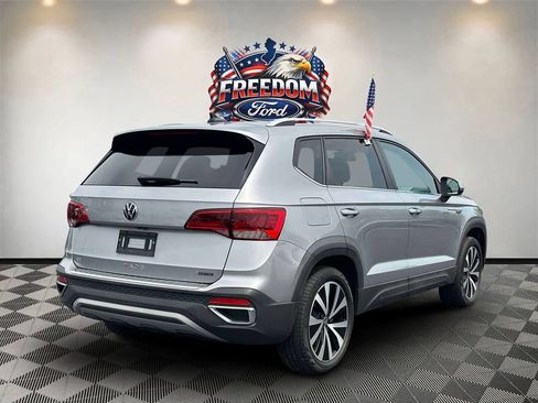 Used 2023 Volkswagen Taos SE w/ Panoramic Sunroof Package AWD/4WD image 5