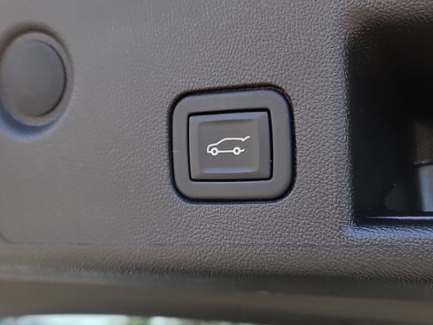 Used 2023 Chevrolet Equinox LT image 30