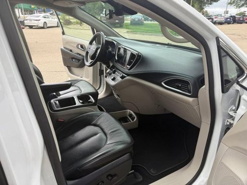 Used 2021 Chrysler Pacifica Touring-L image 20