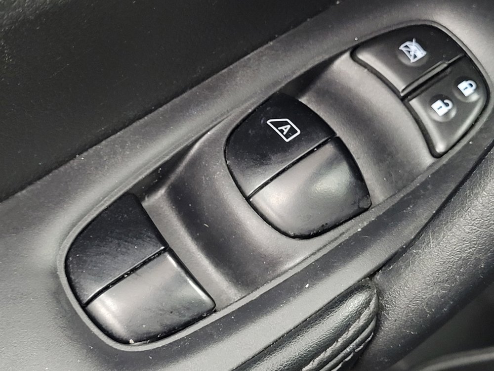 Used 2020 Nissan Rogue S FWD image 27