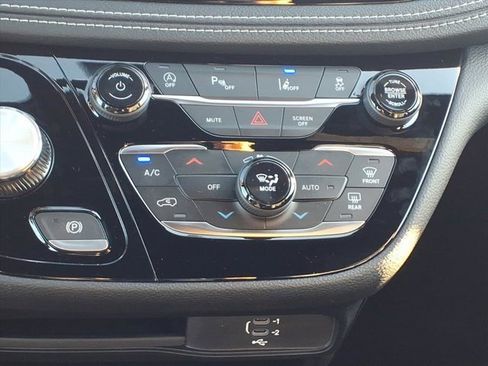 New 2026 Chrysler Pacifica Select image 9