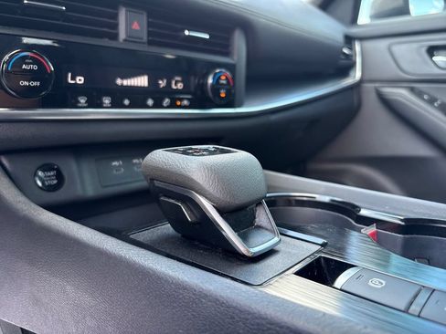 Used 2025 Nissan Rogue SV FWD image 16