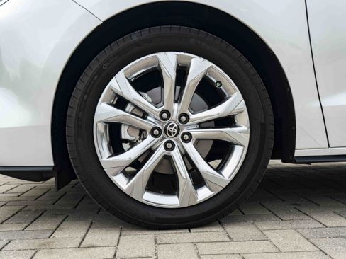 Used 2024 Toyota Sienna Platinum FWD image 14