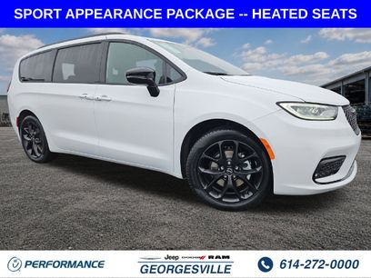 New 2026 Chrysler Pacifica Select w/ S Appearance Package