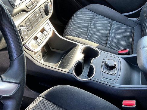 Used 2024 GMC Terrain SLE image 25