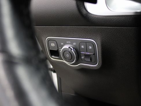 Used 2021 Mercedes-Benz GLB 250 image 33