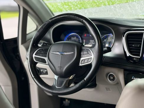 Used 2021 Chrysler Pacifica Touring-L FWD image 18