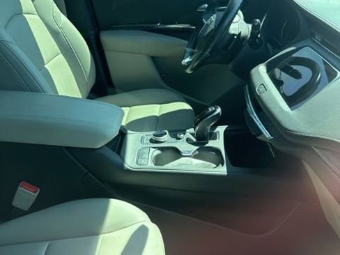 Used 2022 Cadillac XT4 Luxury w/ LPO, ONYX Package FWD image 5