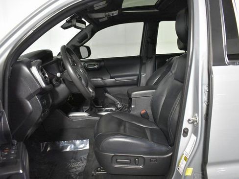 Used 2020 Toyota Tacoma TRD Off-Road w/ TRD Premium Off Road Package image 11