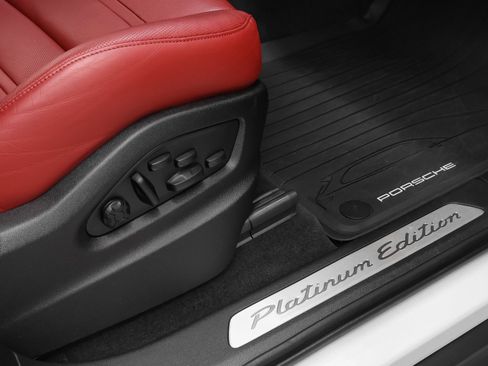 Certified 2022 Porsche Cayenne Platinum Edition image 19