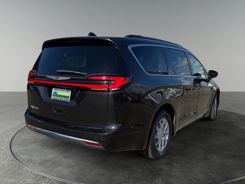 Used 2022 Chrysler Pacifica Touring-L FWD image 9