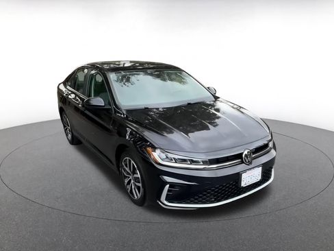 Used 2025 Volkswagen Jetta SE image 3